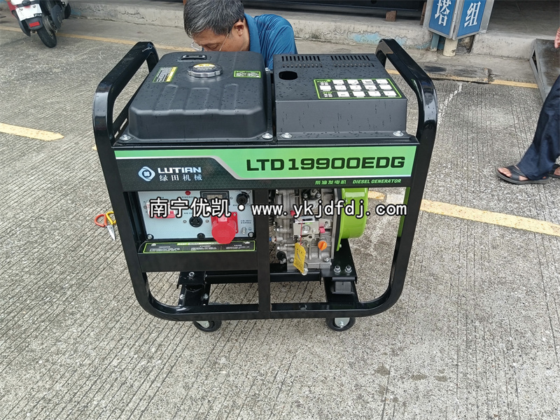 2025年9月9日，客戶到店采購(gòu)綠田10kw柴油發(fā)電機(jī)組并試機(jī)