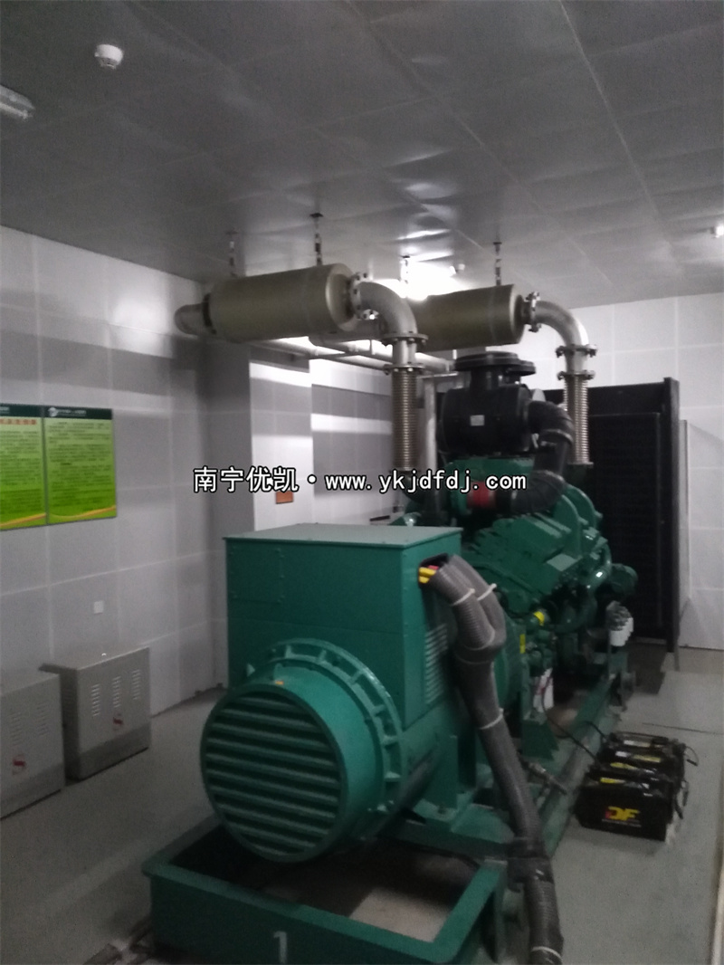 2022年5月6日，800KW康明斯發(fā)電機組順利通過驗并收交付某醫(yī)院