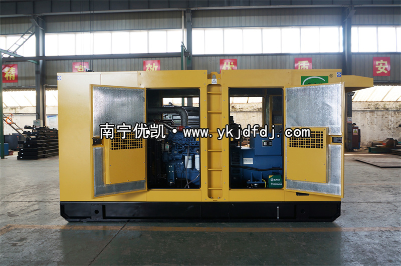 2022年11月21日，200KW玉柴發(fā)電機(jī)組靜音帶雨棚順利交貨