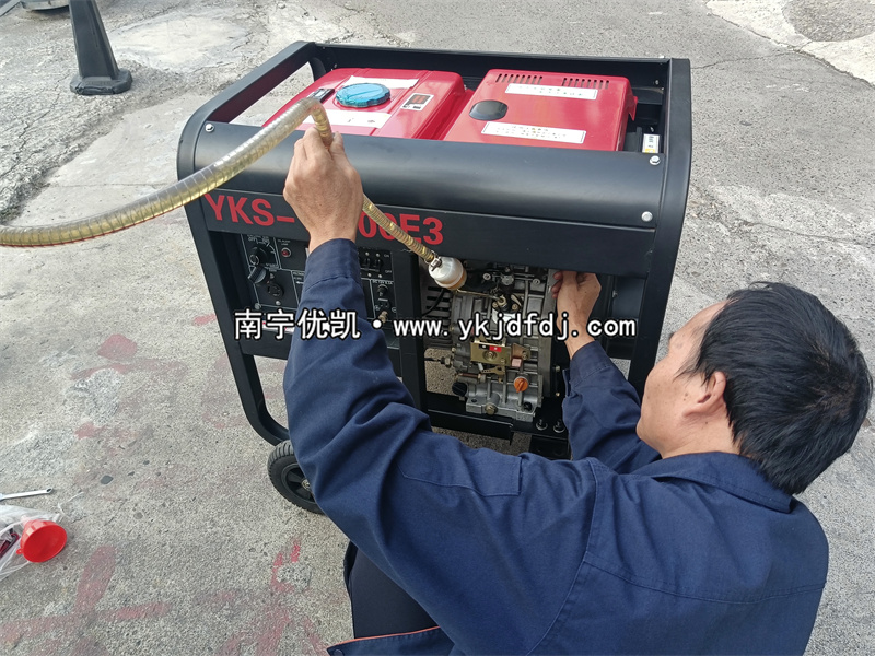 2023年11月24日，客戶到店自提8kw等功率柴油發(fā)電機組