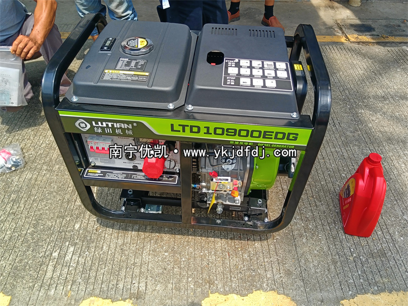 2025年9月8日，客戶到店采購(gòu)8kw柴油發(fā)電機(jī)組并試機(jī)